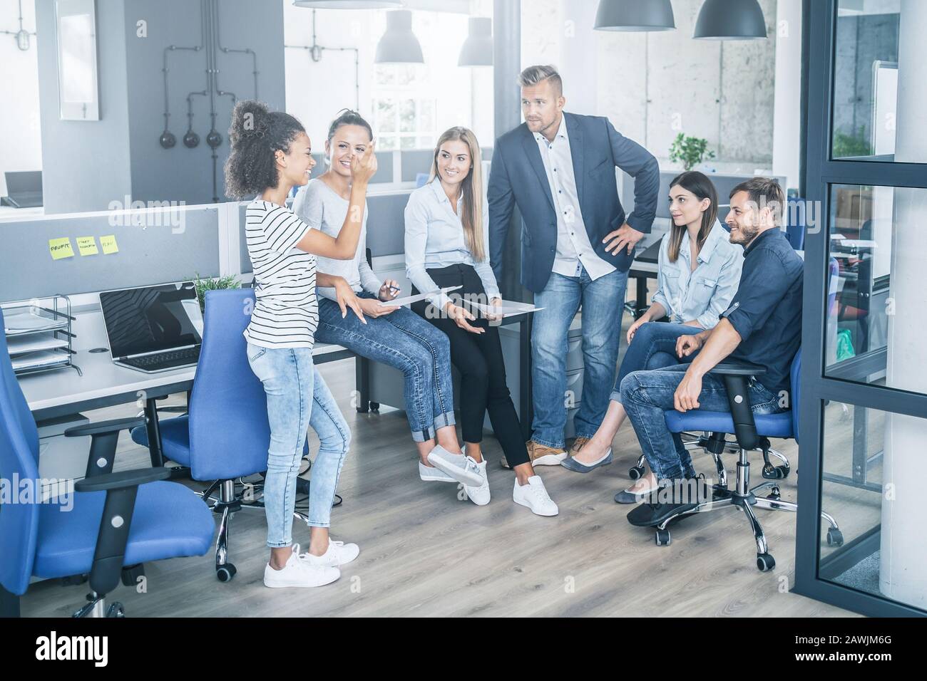 Team al lavoro. Gruppo di giovani imprenditori che lavorano insieme in un ufficio moderno e creativo. Foto Stock