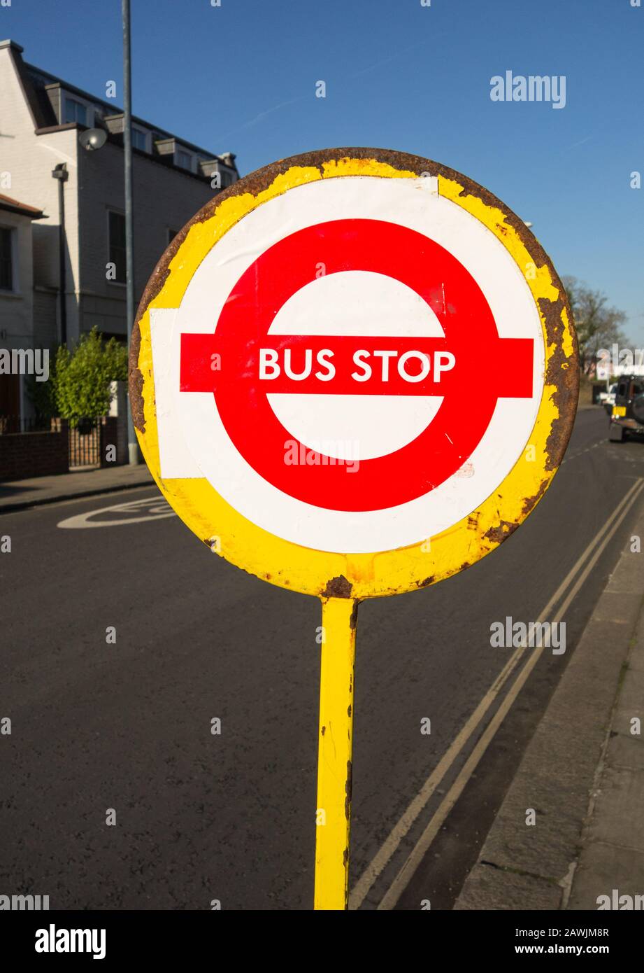 Arrugginimento, temporaneo, segno di fermata dell'autobus giallo su una strada a Londra Foto Stock