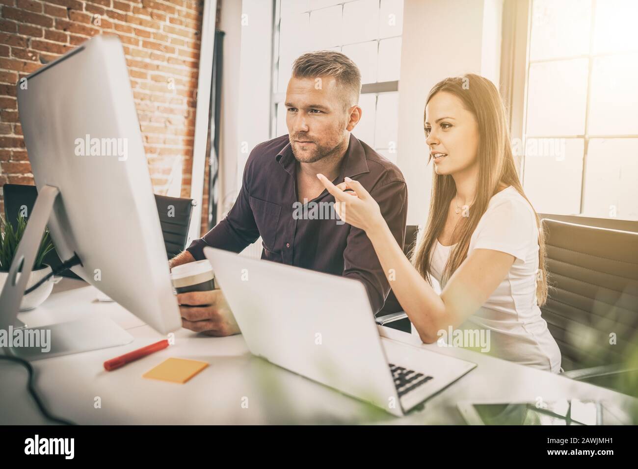 Lo sviluppo di programmazione e tecnologie di codifica. Sito web design. Programmatore pagine lavora in un software di sviluppare società office. Foto Stock