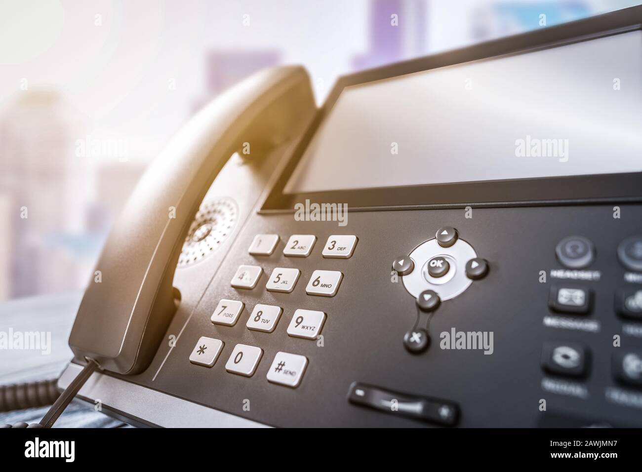 Supporto per le comunicazioni, call center e assistenza clienti. Utilizzando una tastiera del telefono. Foto Stock