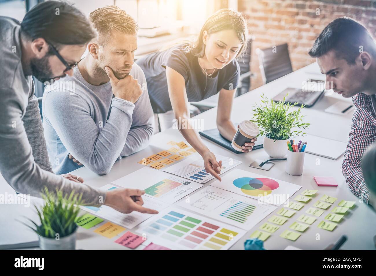 La gente di affari riunione in ufficio e uso di post-it per condividere idea. Concetto di brainstorming. Nota adesiva sulla parete di vetro. Foto Stock