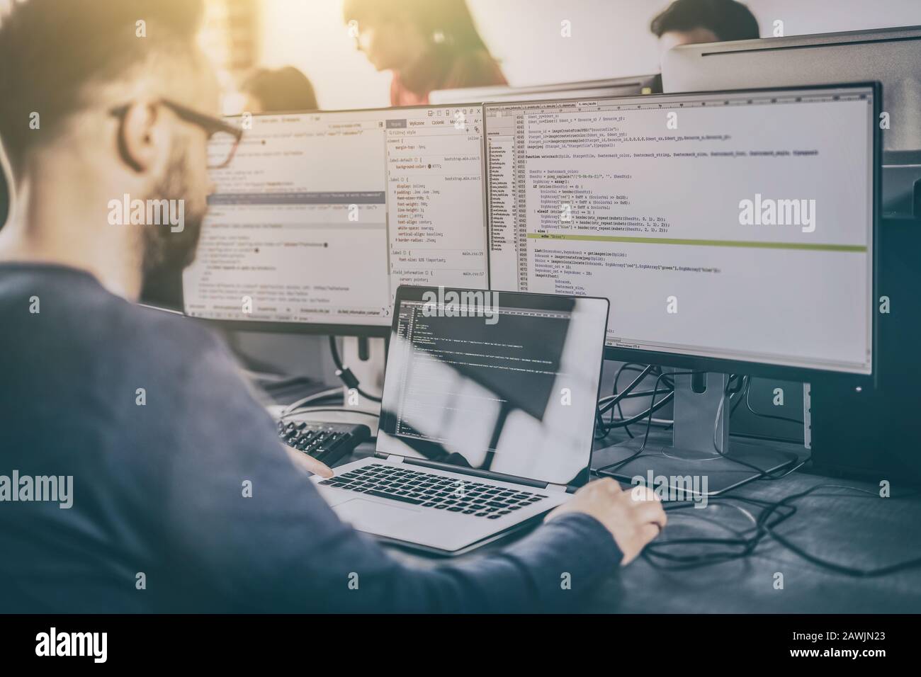 Lo sviluppo di programmazione e tecnologie di codifica. Sito web design. Programmatore pagine lavora in un software di sviluppare società office. Foto Stock