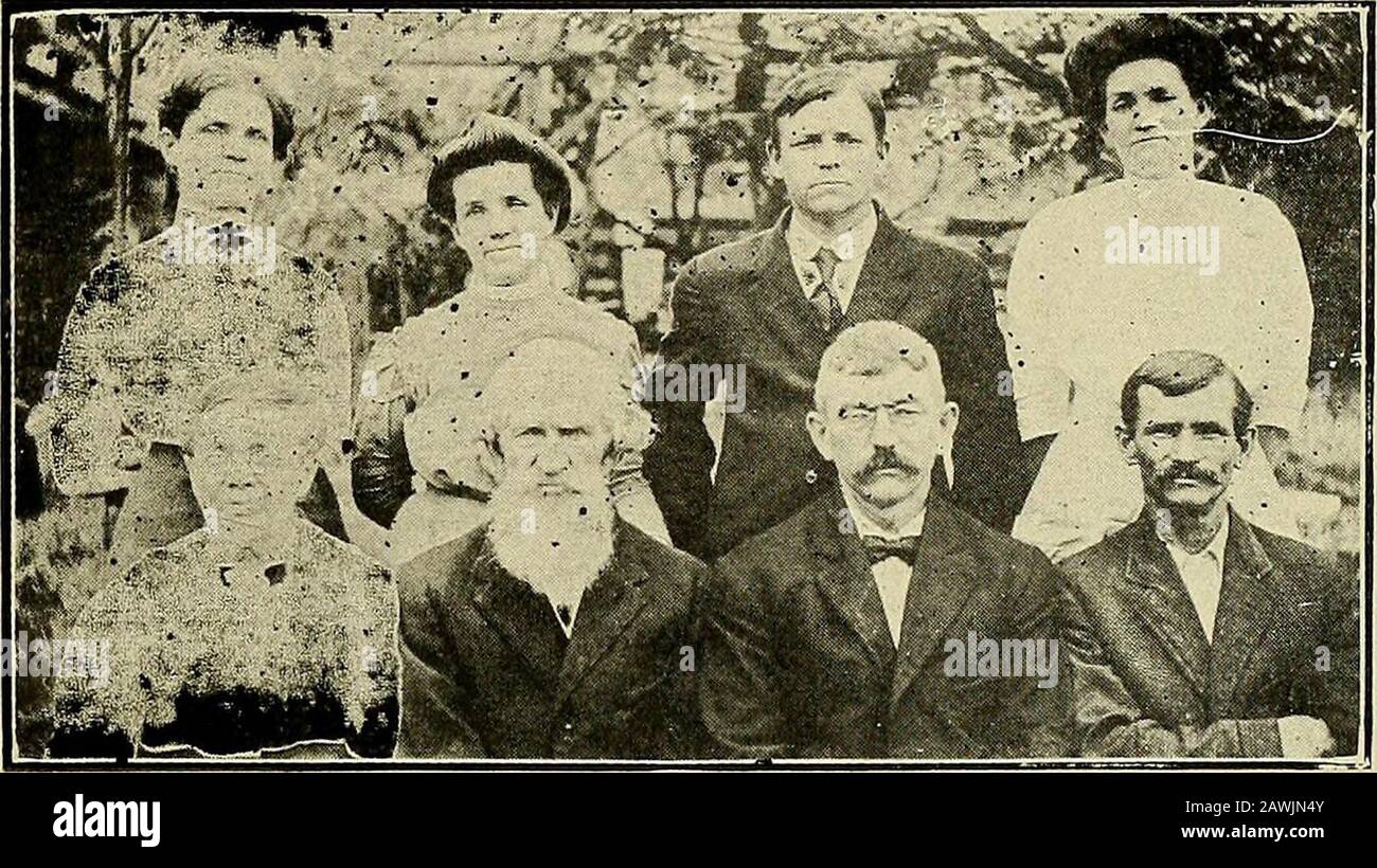 Storia e directory delle città di Newton e Ransom, Contea di Lackawanna, Pennsylvania; . rs hanno ventisette grandi-figli e diciannove grandi nipoti living. Il Sig. Ayers si è trasferito nella sua attuale casa in1884, e da allora è stato impegnato in fattoria-ing. Egli era esattore fiscale e stabile inNewton per diversi yeais. Verso il 1869, ha pur-inseguito di Chauncey Sherwood l'hotel a New-ton Center (edificio ora di proprietà di AndrewColluni), che ha condotto per cinque anni. Portando la sua famiglia e le sue merci con lui. Il viaggio dal New Jersey al Keystone Stateè stato fatto con le squadre di bue attraverso i boschi, il Foto Stock