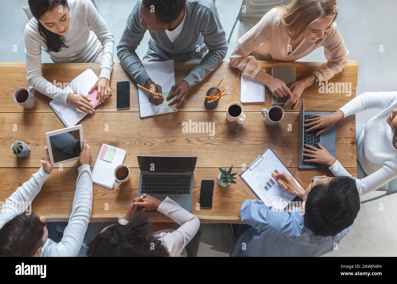 Team aziendale multirazziale con meeting, vista dall'alto Foto Stock