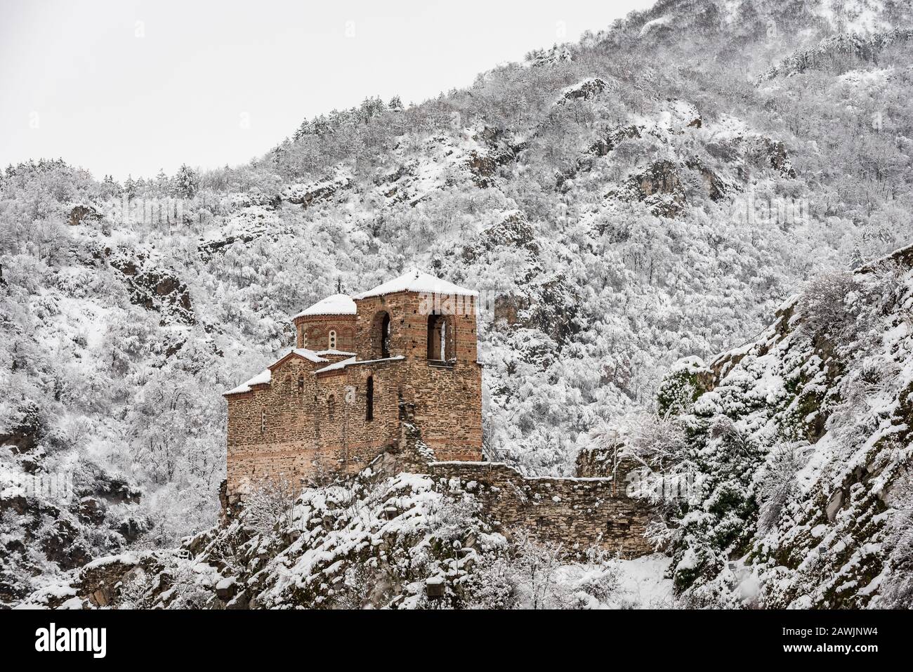 Fortezza di Asen, Bulgaria - scenario invernale della chiesa fortificata di Maria Vergine, la Santa Madre di Dio) nei pressi della città di Asenovgrad Foto Stock