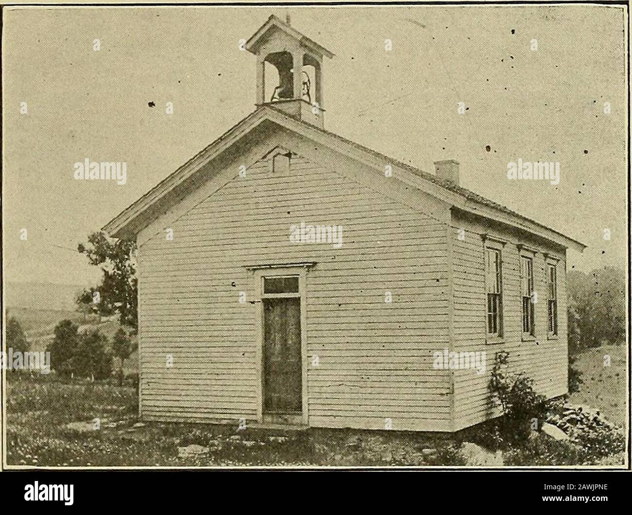 Storia e directory delle città di Newton e Ransom, Contea di Lackawanna, Pennsylvania; . keepsa piccolo stock di generi alimentari e di una scorta di generi differenti di alimentazione e di grano. Il negozio Black-smith è di proprietà e gestito da WesleyA. Inverno. SCUOLA di SCHULTZVILLE La prima casa-scuola di tronchi è stata costruita about1845 circa un'asta a sud dell'attuale edificio.i). W. Richards era uno dei primi insegnanti. Questo è stato conosciuto per molti anni come il Hog-leone Scliodl-house. Patrick Kelly insegnò a scuola nell'edificio Ibis intorno al 1860. La chiesa di Schultzville la Cappella di Schultzville è stata costruita da JohnB. Schultz nel 1861, e. Foto Stock