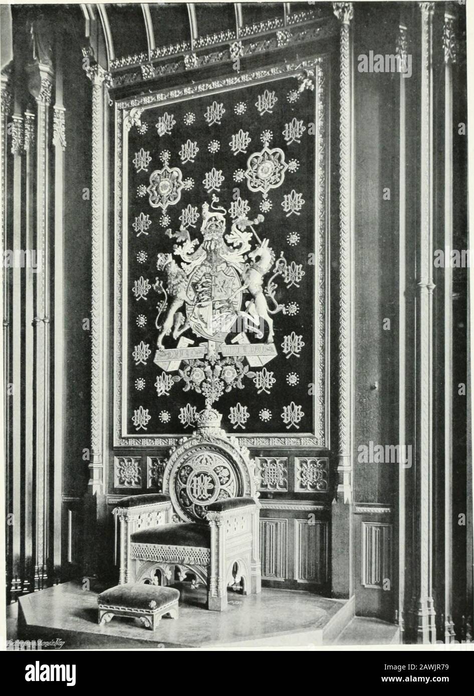 Le immagini di Sir Benjamin Stone; le registrazioni della vita e della storia nazionale riprodotte dalla collezione di fotografie fatte da Sir Benjamin Stone, P.F. in cui il Re si veste per la lapide dell'apertura di Parhament. Sul wallsa di tlie splendida serie di affreschi di William Dyce, R.A., illustrano la beneficienza della cavalleria. I temi, tratti dalla leggenda di Re Artù e dalle Knightsof the Round Table, sono: Ospitalità - l'admissionedi Sir Tristrom alla comunione della Tavola rotonda ;Misericordia - Sir Gawaine giurando di essere misericordioso, e di proteggere tutte le Signore ; religione - la visione di SirGalahad A. Foto Stock