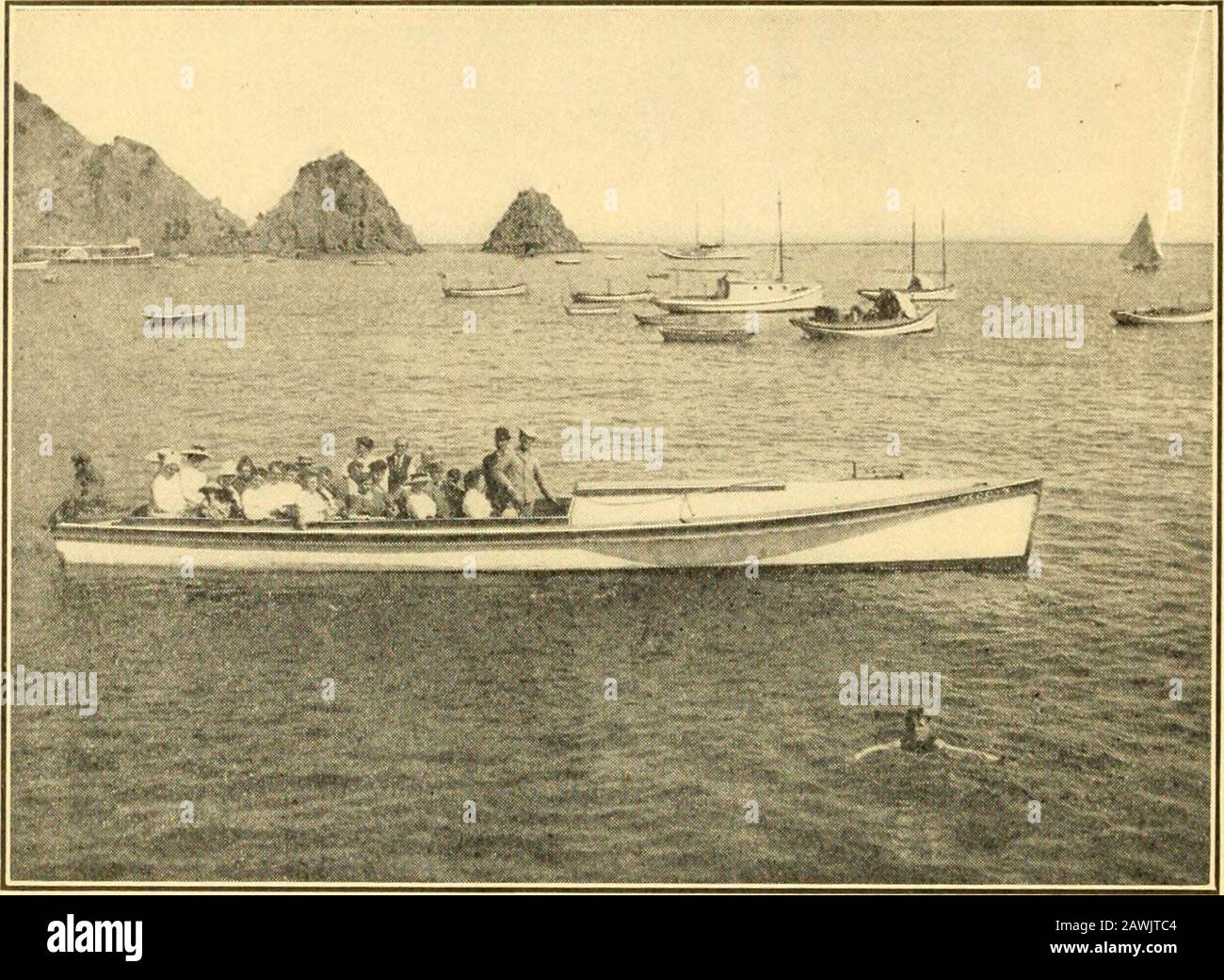 Guida di Wilson per Avalon la bella, e l'isola di Santa Catalina; . Mi kMwnm fji risrth uy Early inmorftiw e DisturbetfctN wl5«fe IfottStHold. ^, Wtghty sono Wm fm^NW^m Vtgctth Forth fuit &lt;IT^m.and wmn th Bay is far Mm Dnnk ami ti?i Orioli YM^Ifim. Ecco la GUIDA Fishermnn WILSONS TO-AVALON. Velocità Yacht A Motore Geco - Nota La Limpidezza Dell'Acqua. I Piedi Del Swimmerforeground Sono Chiaramente Visibili Anche Se È Acqua Da Lettura. La Speed Motor Boats e il Flying Fish * il Swift Motor-Boats che sono stati introdotti recentemente ad Avalon ha aggiunto un fresco piacere per i visitatori. Foto Stock