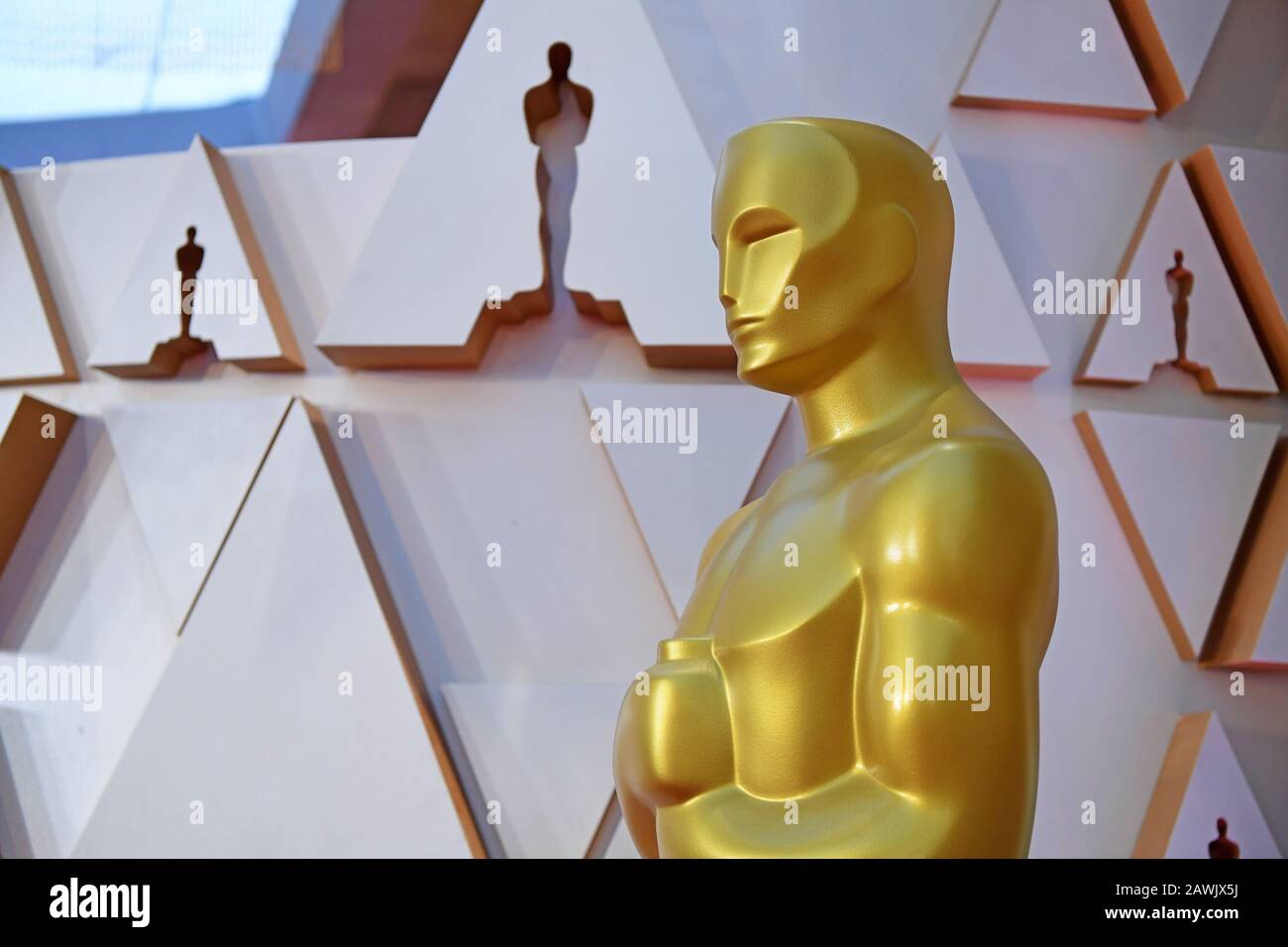 (200209) -- LOS ANGELES, 9 febbraio 2020 (Xinhua) -- Una statua di Oscar è vista fuori dal Dolby Theatre durante i preparativi per il 92nd Academy Awards a Hollywood, Los Angeles, Stati Uniti, il 8 febbraio 2020. (Xinhua/Li Rui) Foto Stock