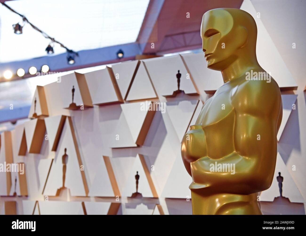 Los Angeles, Stati Uniti. 8th Feb, 2020. Una statua di Oscar viene vista fuori dal Dolby Theatre durante i preparativi per i 92nd Academy Awards a Hollywood, Los Angeles, Stati Uniti, l'8 febbraio 2020. Credito: Li Rui/Xinhua/Alamy Live News Foto Stock