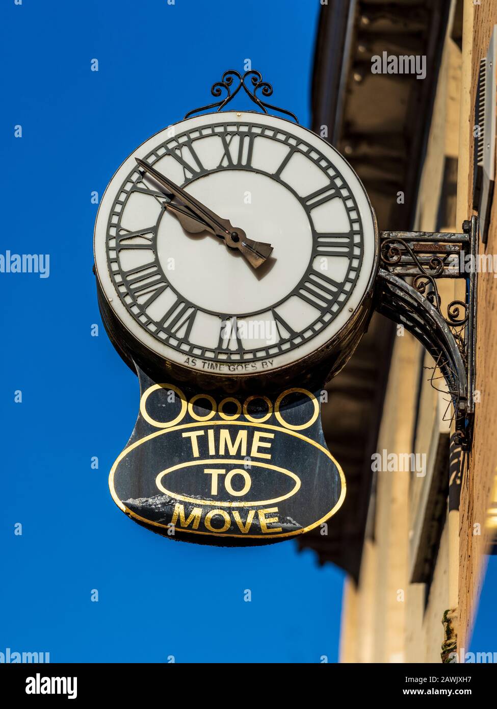 Tempo Di Spostare il segnale di clock su un agente di Norwich Estate. Foto Stock