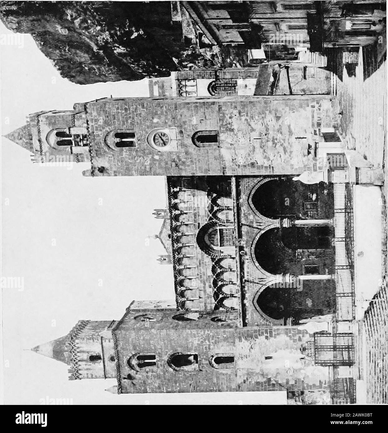 Sicilia medievale, aspetti della vita e dell'arte nel Medioevo . ER VIII IL DUOMO DI CEFALLIJ E L'ABBEYCHURCH DELLA SS. Pietro e PAOLO DAGRO il contrasto tra le chiese di Palermo e la Cattedrale di Cefalù è senza dubbio impressionante. Con la sua massa possente e imponenti torri, itsheavy, fantastico, nay, copertura haphazard e brokenskyline - il piano crociforme latino così inequivocabilmente espresso dall'esterno, il transetto alto e stretto a est limband coronato con la misteriosa ciecarcade di archi intersecanti che si innalzano in alto abovei bracci corti delle navate laterali inferiori, accoccolato negli angoli, Foto Stock