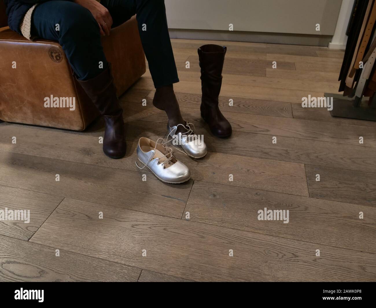 provare nuove scarpe di colore argento per andare con la nuova moda di  colore argento Foto stock - Alamy