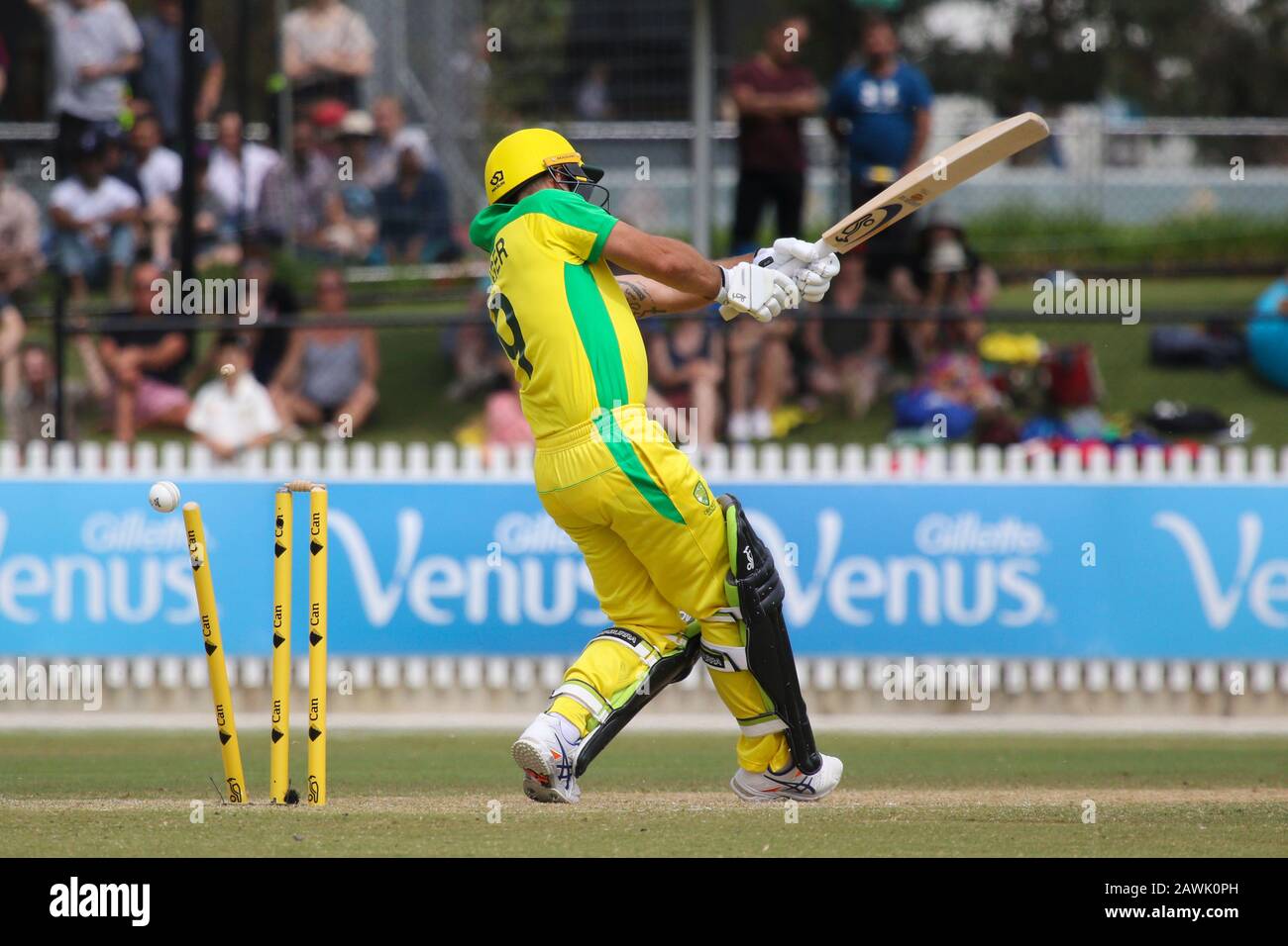 Junction Oval, Melbourne, Victoria, Australia. 09th Feb, 2020. The Bushfire Cricket Legends Bash Charity Match - Justin Langer il suo pulito Inginocchiato da Courtney Walsh durante il gioco - Image Credit: Brett keating/Alamy Live News Foto Stock