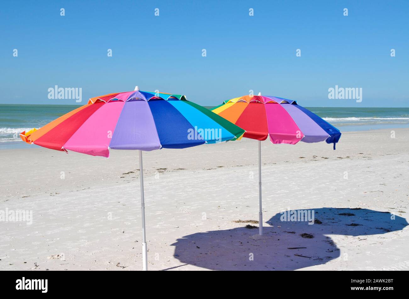 Due Ombrelloni Colorati Sulla Spiaggia Foto Stock