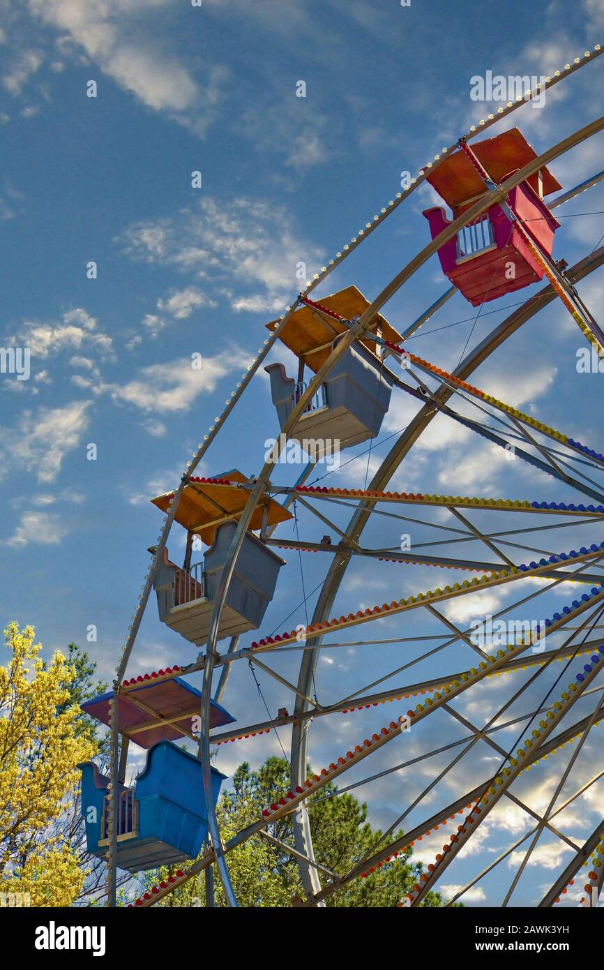 Una ruota panoramica in un parco divertimenti Foto Stock
