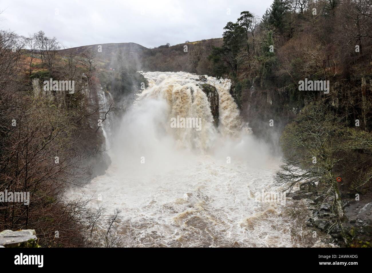 High Force, Teesdale, County Durham, Regno Unito. 9th febbraio 2020. Meteo Regno Unito. Mentre la tempesta Ciara si è abbattuta sull'Inghilterra settentrionale, l'alta forza sembrava spettacolare, mentre i Tees del fiume si sono tuonati sopra di essa. Credit: David Forster/Alamy Live News Foto Stock