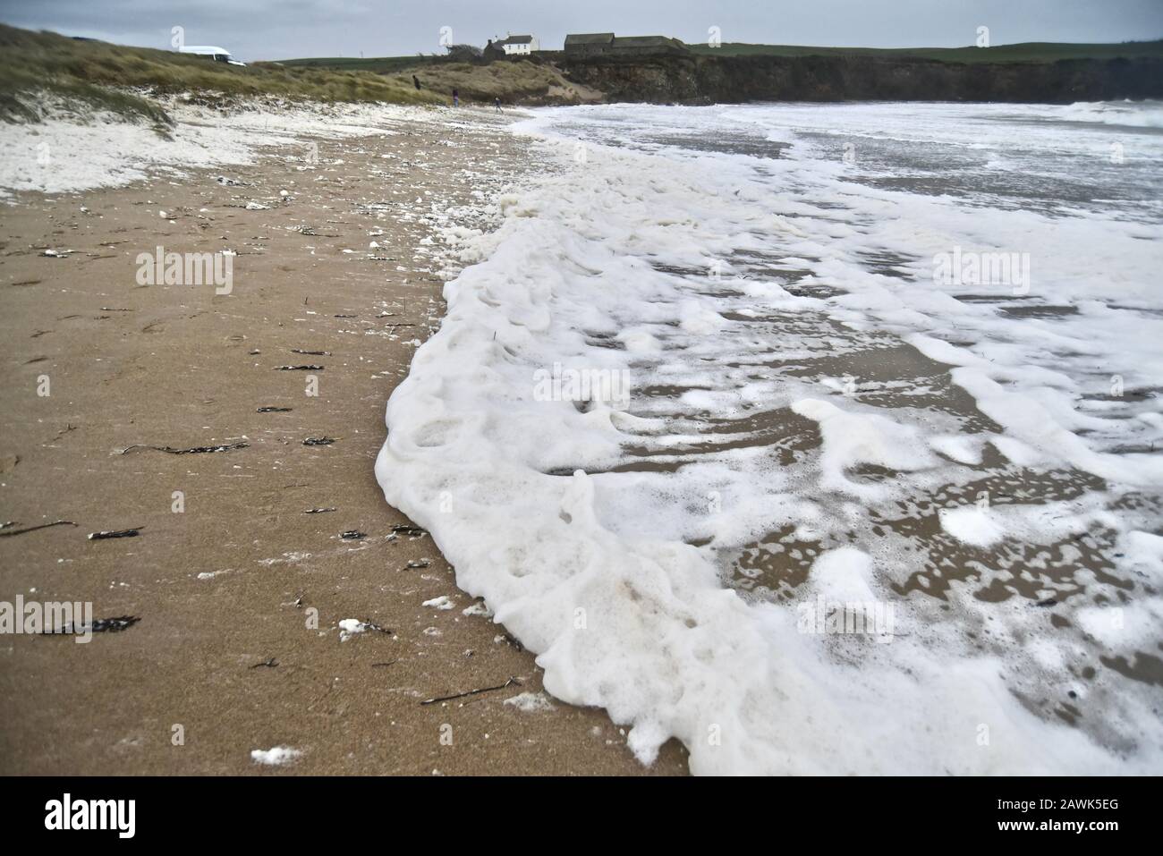 Sea Foam Cable Bay durante Storm Clara, Rhosneigr, Anglesey, Galles del Nord Foto Stock