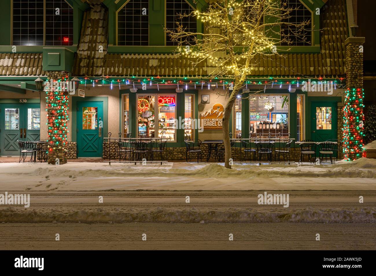 Canmore, Alberta, Canada – 08 febbraio 2020: Negozio Rocky Mountain Bagel Company in centro, come visto di notte Foto Stock