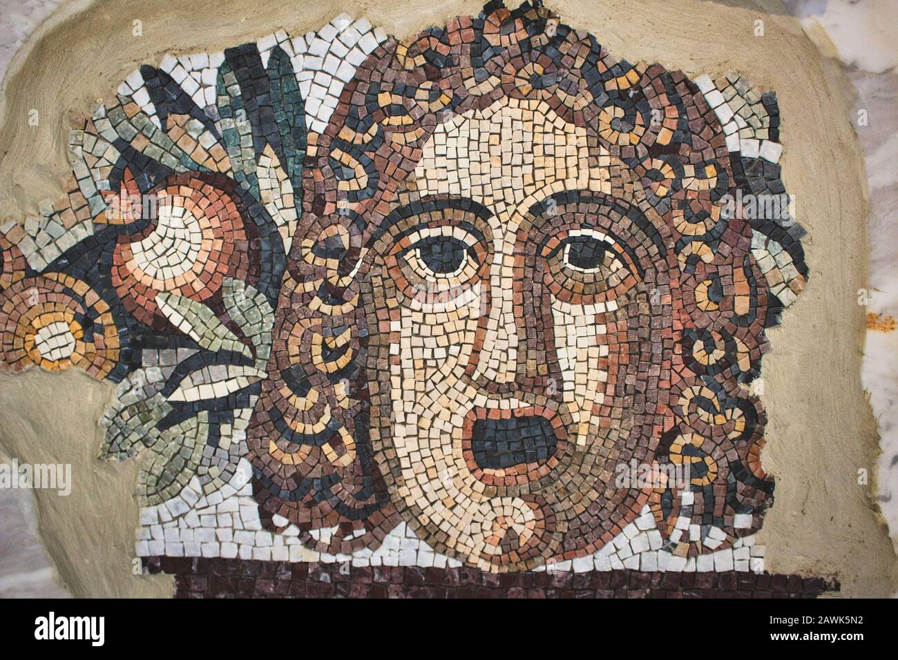 Rabat / Malta - giugno 28 2019: Riproduzione di un antico mosaico raffigurante il volto di un uomo Foto Stock