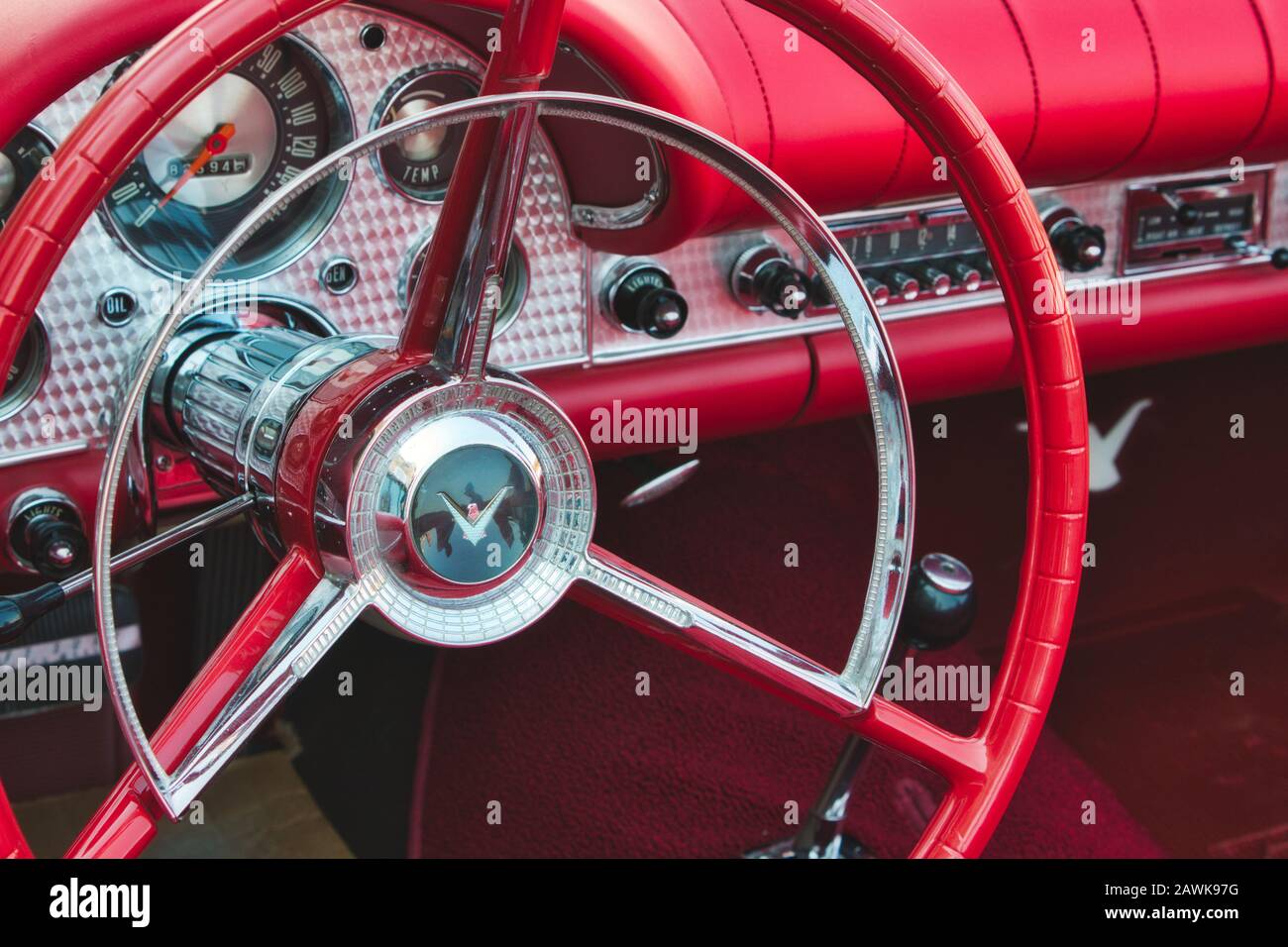 Rabat / Malta - 24 luglio 2019: Primo piano del volante rosso all'interno dell'abitacolo di una classica vettura sportiva Ford Thunderbird Foto Stock