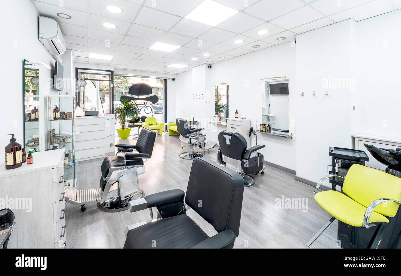 Panorama di un moderno salone di bellezza e capelli luminosi. Barbiere salone di affari interni con decorazioni di lusso in bianco e nero. Foto Stock