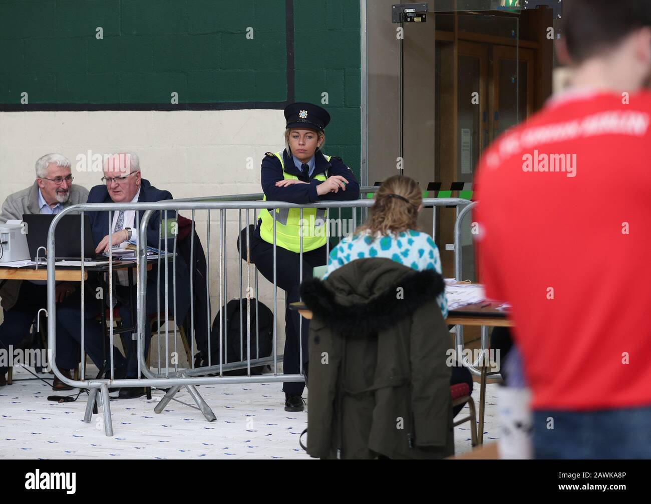 Un Garda che tiene sotto controllo il conteggio del personale durante Le Elezioni generali irlandesi conta al Nemo Rangers GAA Club di Cork, Irlanda. Foto Stock