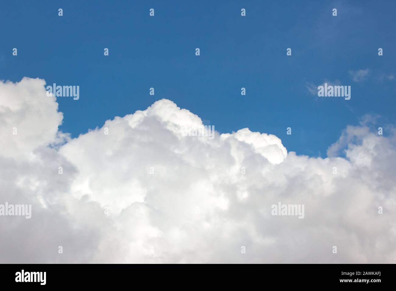 Grandi e soffici nuvole bianche su uno sfondo blu chiaro e luminoso Foto Stock