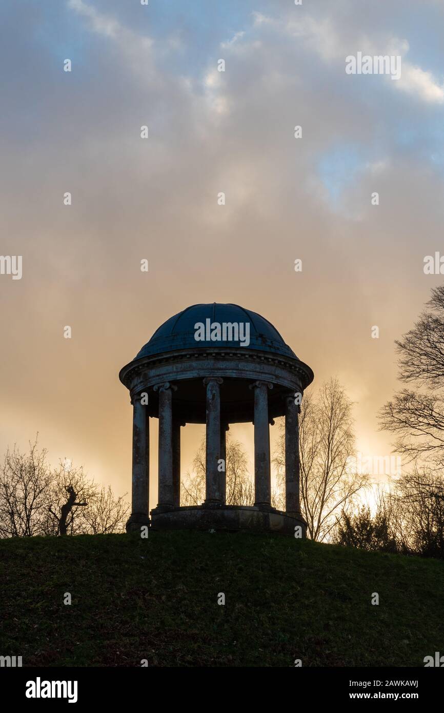 La rotonda al Petworth Park poco prima del tramonto in inverno, West Sussex, Regno Unito Foto Stock