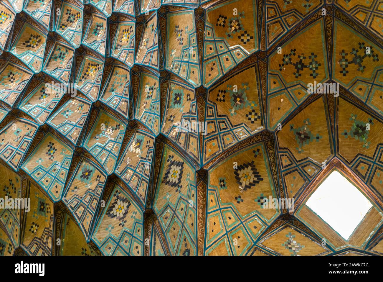 Parziale ripresa della cupola nel caravanserai Aminoddole nel Gran Bazaar di Kashan, Iran Foto Stock