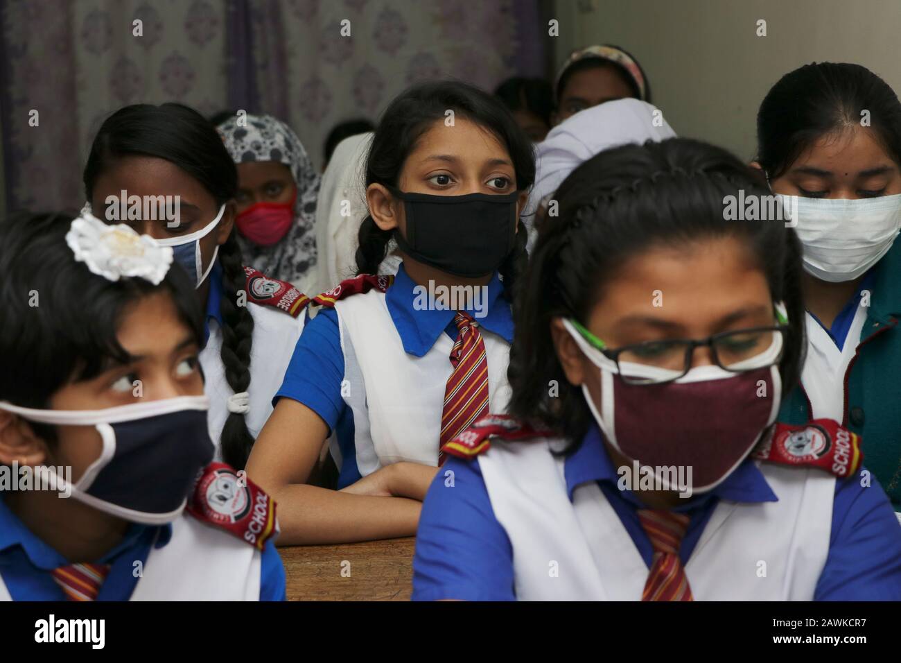 Covid 190 Feb 2020 i bambini della scuola di Cambridge a Dhaka hanno visto indossare una maschera per proteggersi dalla minaccia di Coronavirus. Tuttavia, nessuno si confidi Foto Stock