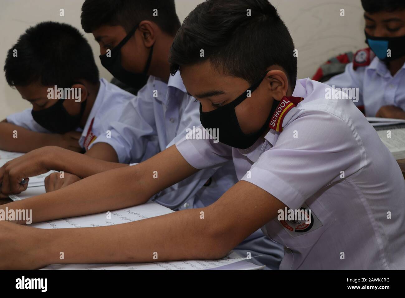 Covid 190 Feb 2020 i bambini della scuola di Cambridge a Dhaka hanno visto indossare una maschera per proteggersi dalla minaccia di Coronavirus. Tuttavia, nessuno si confidi Foto Stock