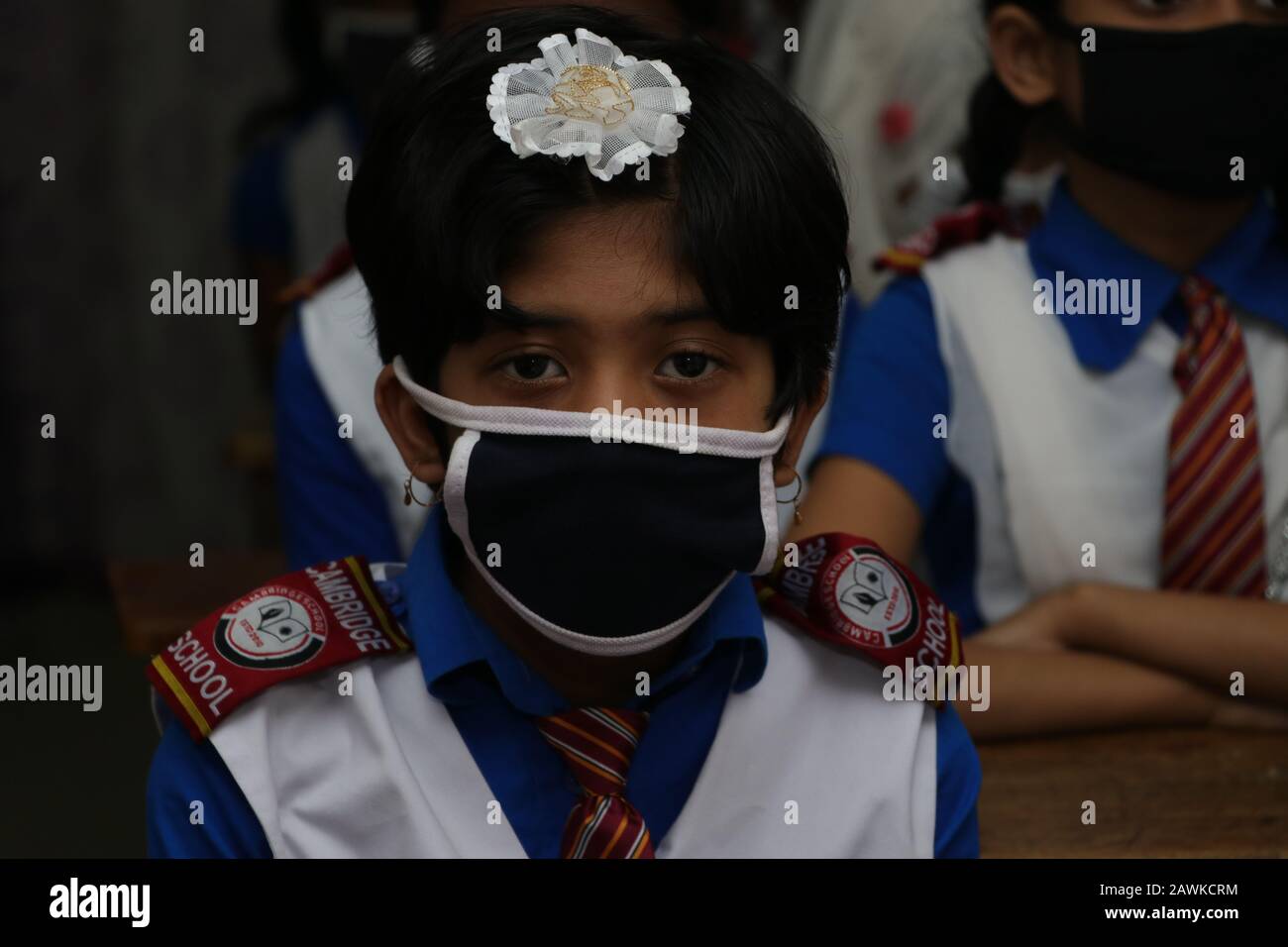 Covid 190 Feb 2020 i bambini della scuola di Cambridge a Dhaka hanno visto indossare una maschera per proteggersi dalla minaccia di Coronavirus. Tuttavia, nessuno si confidi Foto Stock