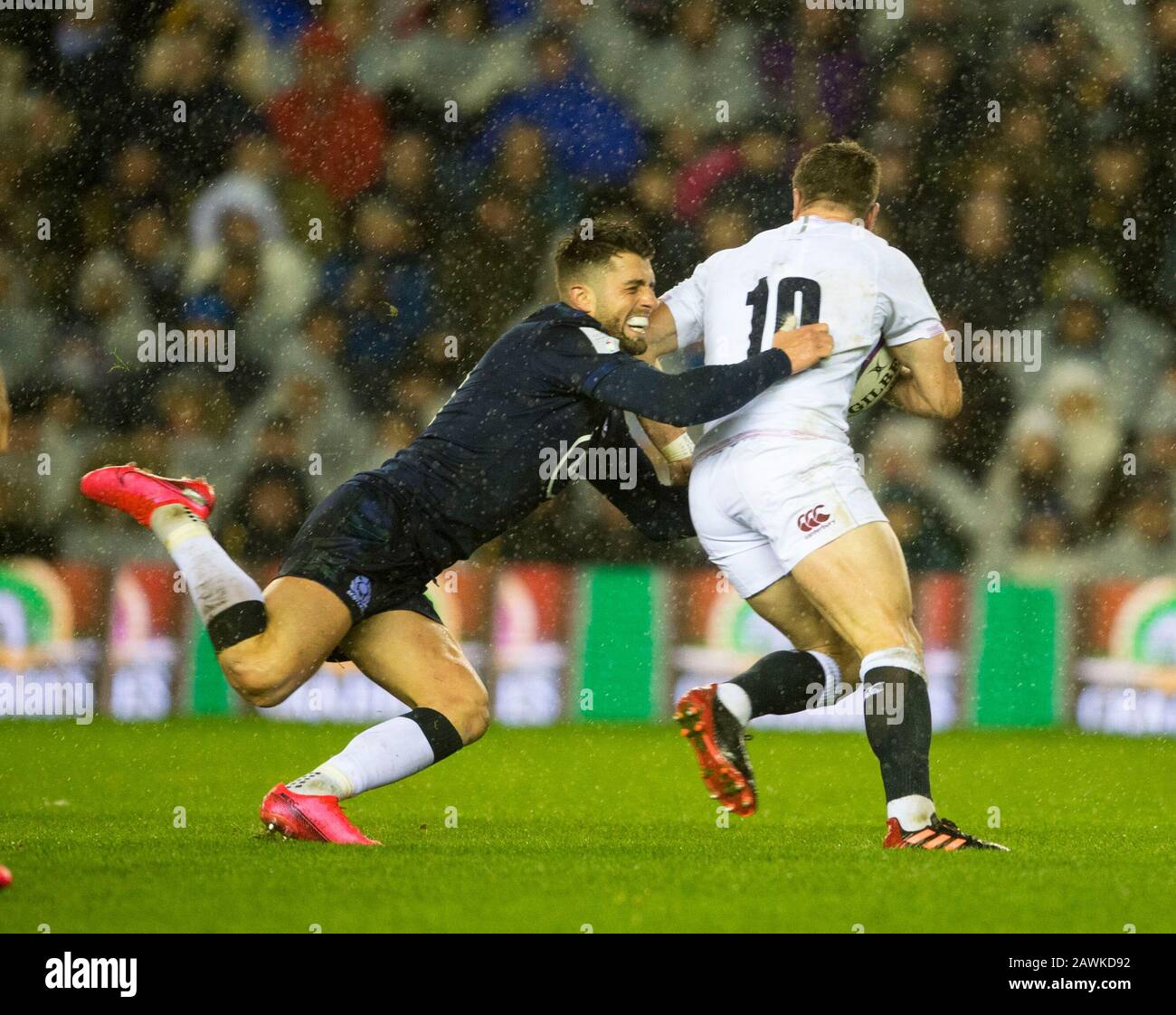 BT Murrayfield Stadium.Edinburgh.Scotland, Regno Unito. 8th Feb, 2020. BT Murrayfield Stadium.Edinburgh, Scozia, Regno Unito. Test Delle Sei Nazioni Guinness: Scozia Contro Inghilterra. ScotlandÕs Adam Hastings affronta EnglandÕs George Ford. Merito: Ian Rutherford/Alamy Live News. Foto Stock