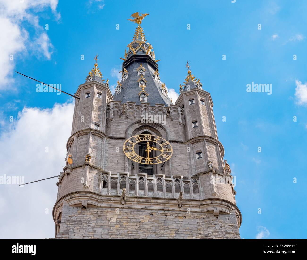 Particolare della cima del campanile di Gand in una giornata di sole. Bella architettura e punto di riferimento della città medievale di Gent in Belgio in estate. Foto Stock