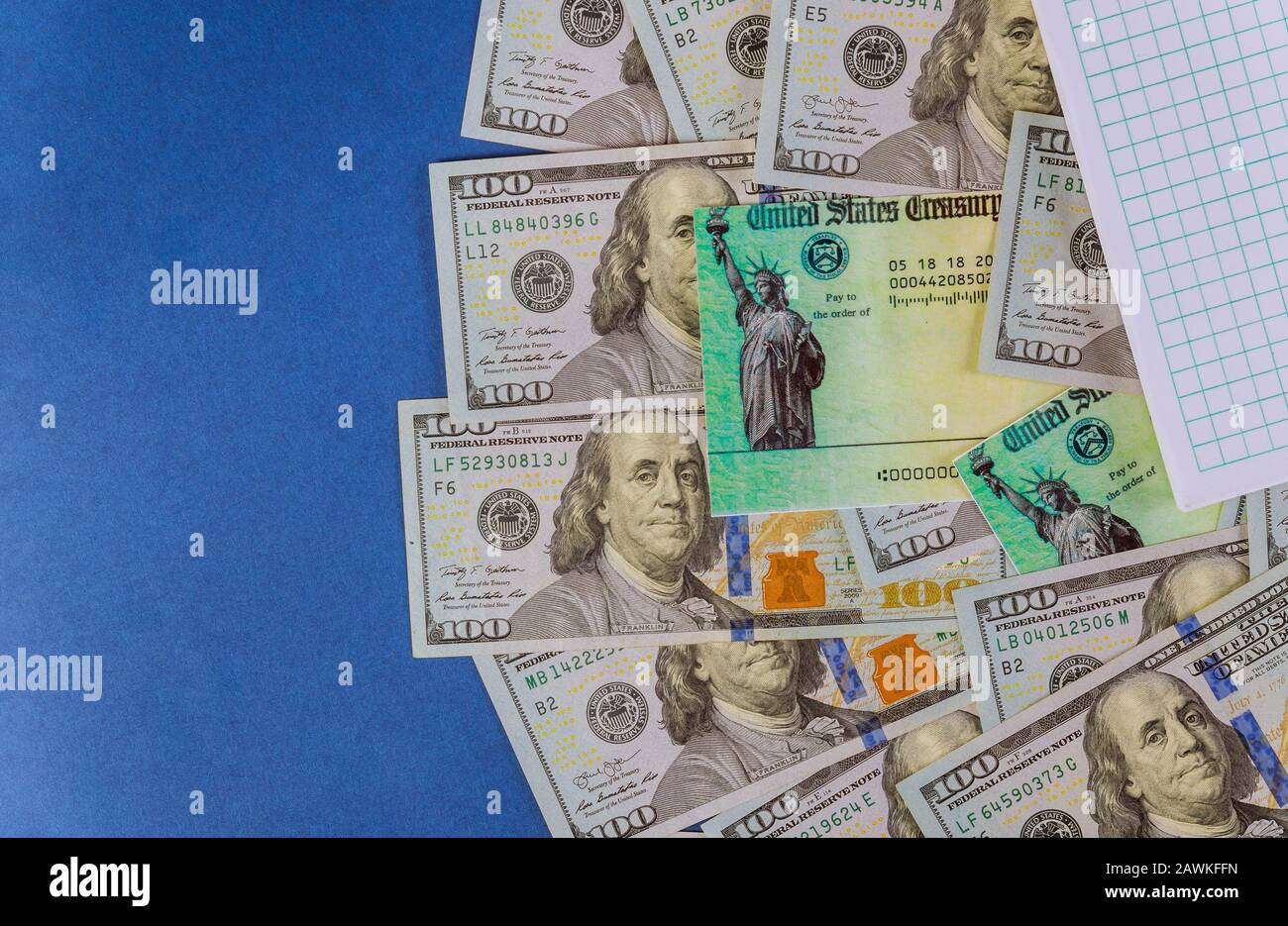 American un rimborso controllare lo stimolo economico US 100 dollari banconote valuta e spirale blocco note Foto Stock