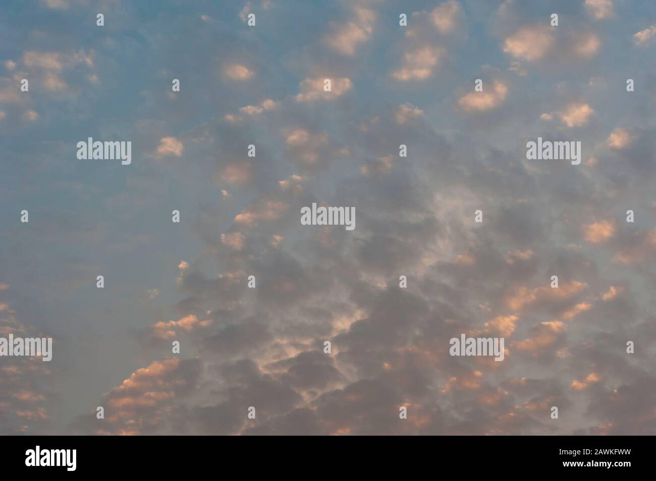 Cumulus tramonto nuvole con sole tramontare. Foto Stock