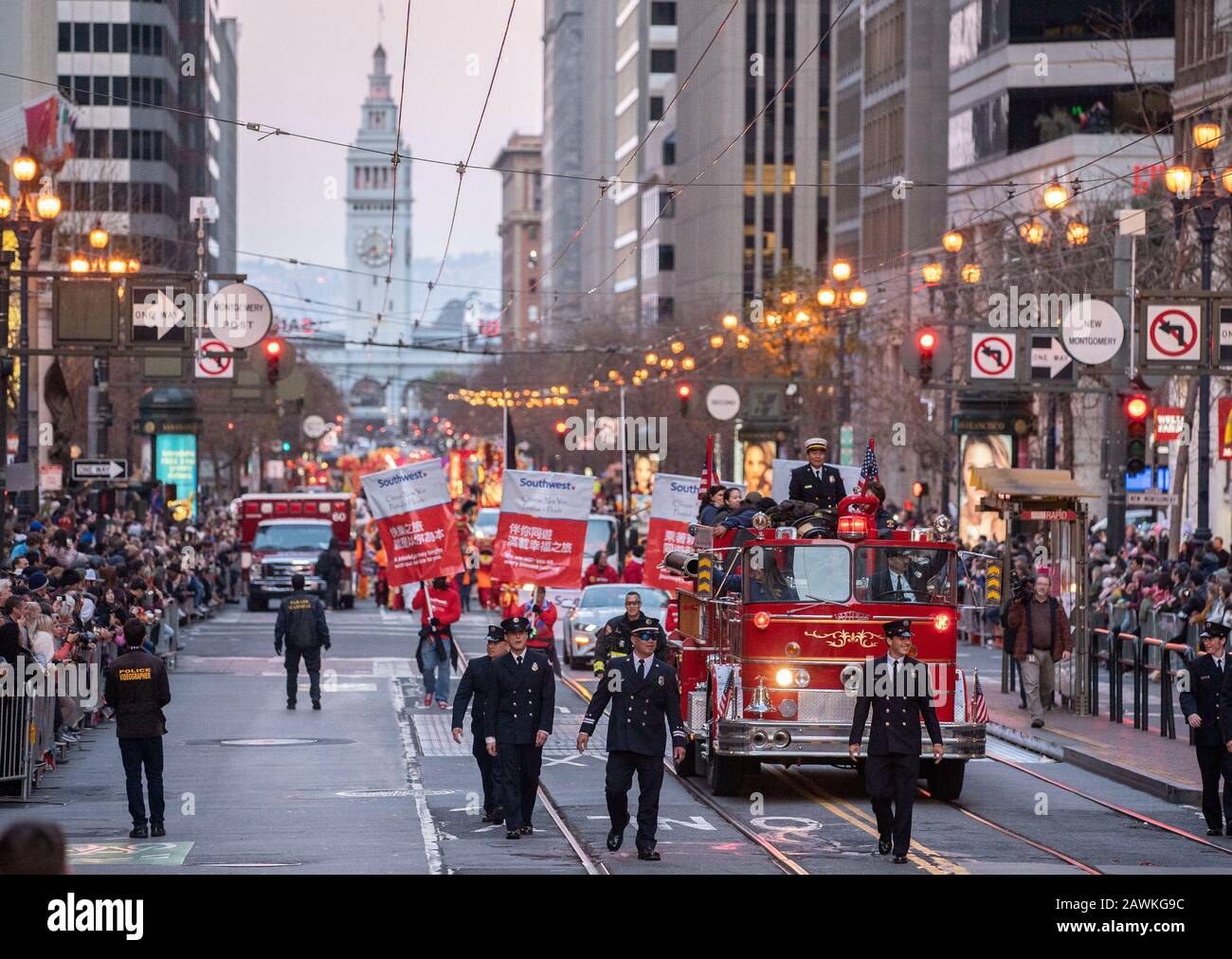 (200209) -- SAN FRANCISCO, 9 febbraio 2020 (Xinhua) -- Foto scattata l'8 febbraio 2020 mostra una sfilata che celebra il Capodanno cinese lunare a San Francisco, Stati Uniti. San Francisco ha tenuto una grande parata annuale Sabato ad anello nel Capodanno cinese Lunar del Rat, con decine di migliaia di residenti e visitatori che si presentano per la secolare tradizione della città degli Stati Uniti della comunità cinese. (Foto Di Li Jianguo/Xinhua) Foto Stock