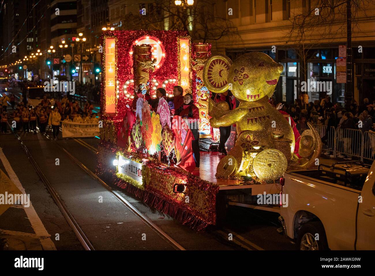 (200209) -- SAN FRANCISCO, 9 febbraio 2020 (Xinhua) -- Foto scattata l'8 febbraio 2020 mostra una sfilata che celebra il Capodanno cinese lunare a San Francisco, Stati Uniti. San Francisco ha tenuto una grande parata annuale Sabato ad anello nel Capodanno cinese Lunar del Rat, con decine di migliaia di residenti e visitatori che si presentano per la secolare tradizione della città degli Stati Uniti della comunità cinese. (Foto Di Li Jianguo/Xinhua) Foto Stock