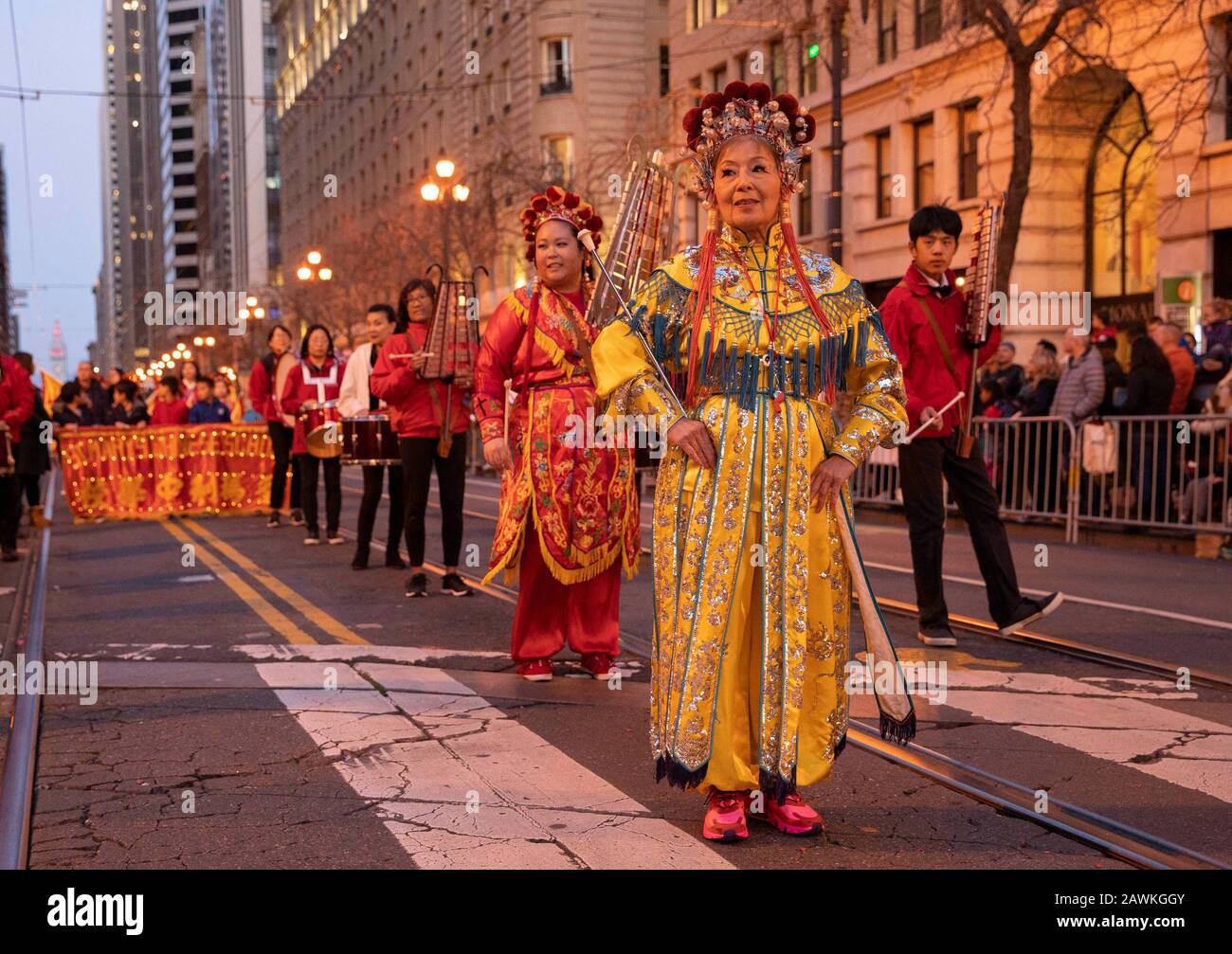 (200209) -- SAN FRANCISCO, 9 febbraio 2020 (Xinhua) -- Foto scattata l'8 febbraio 2020 mostra una sfilata che celebra il Capodanno cinese lunare a San Francisco, Stati Uniti. San Francisco ha tenuto una grande parata annuale Sabato ad anello nel Capodanno cinese Lunar del Rat, con decine di migliaia di residenti e visitatori che si presentano per la secolare tradizione della città degli Stati Uniti della comunità cinese. (Foto Di Li Jianguo/Xinhua) Foto Stock