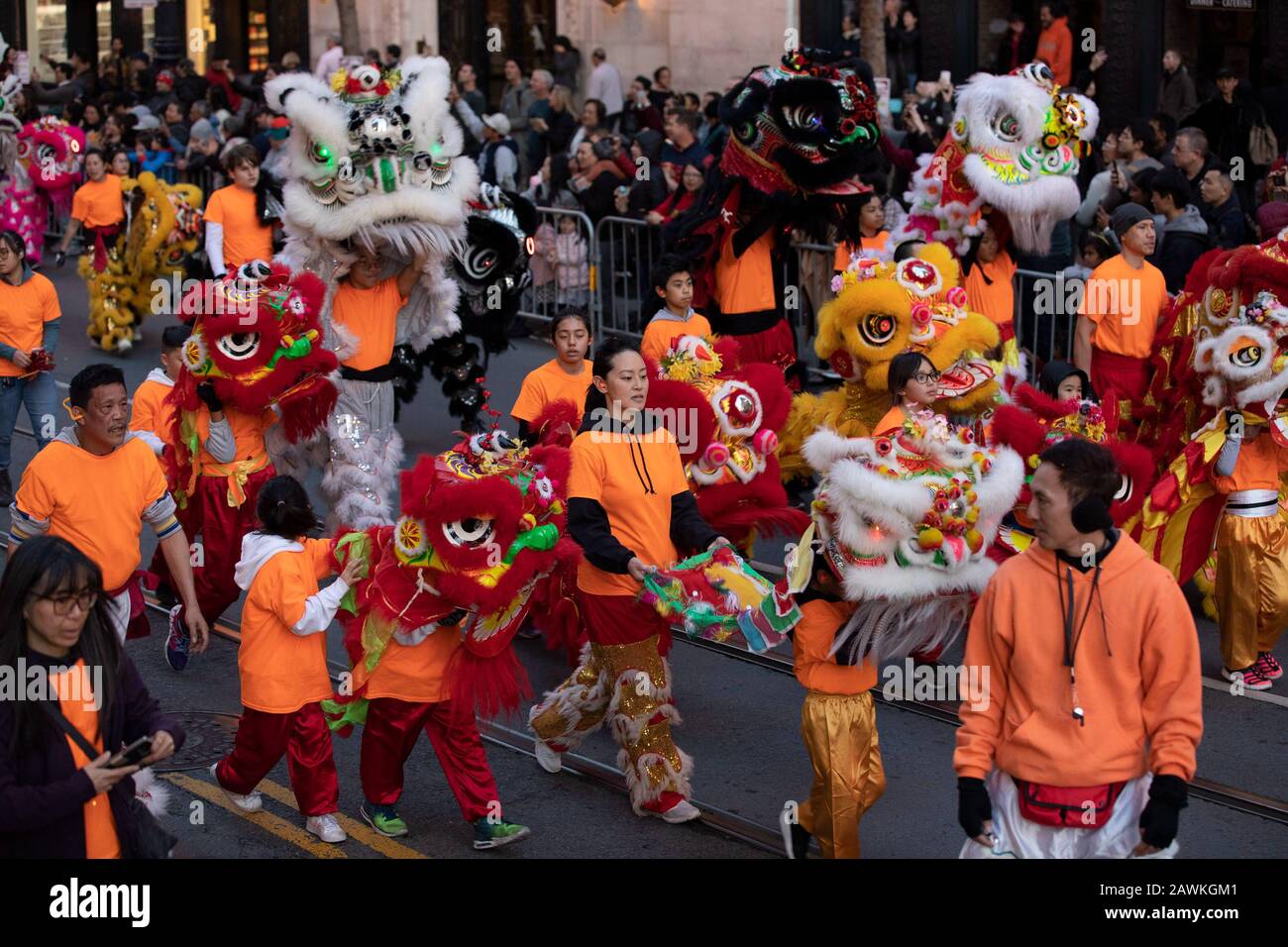 (200209) -- SAN FRANCISCO, 9 febbraio 2020 (Xinhua) -- la danza del Leone viene eseguita durante una sfilata che celebra il Capodanno cinese lunare a San Francisco, Stati Uniti, 8 febbraio 2020. San Francisco ha tenuto una grande parata annuale Sabato ad anello nel Capodanno cinese Lunar del Rat, con decine di migliaia di residenti e visitatori che si presentano per la secolare tradizione della città degli Stati Uniti della comunità cinese. (Foto Di Li Jianguo/Xinhua) Foto Stock