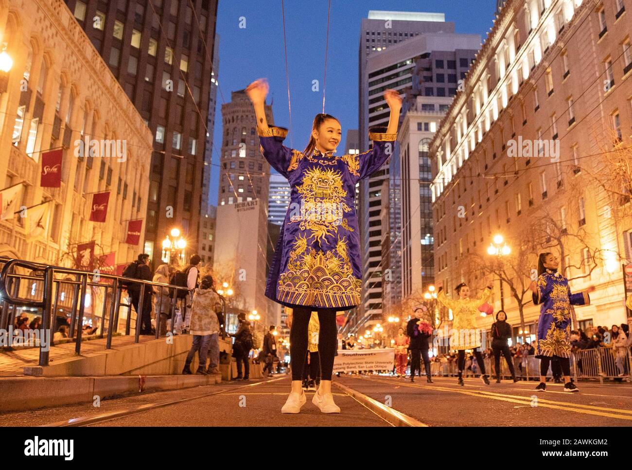 (200209) -- SAN FRANCISCO, 9 febbraio 2020 (Xinhua) -- Foto scattata l'8 febbraio 2020 mostra una sfilata che celebra il Capodanno cinese lunare a San Francisco, Stati Uniti. San Francisco ha tenuto una grande parata annuale Sabato ad anello nel Capodanno cinese Lunar del Rat, con decine di migliaia di residenti e visitatori che si presentano per la secolare tradizione della città degli Stati Uniti della comunità cinese. (Foto Di Li Jianguo/Xinhua) Foto Stock