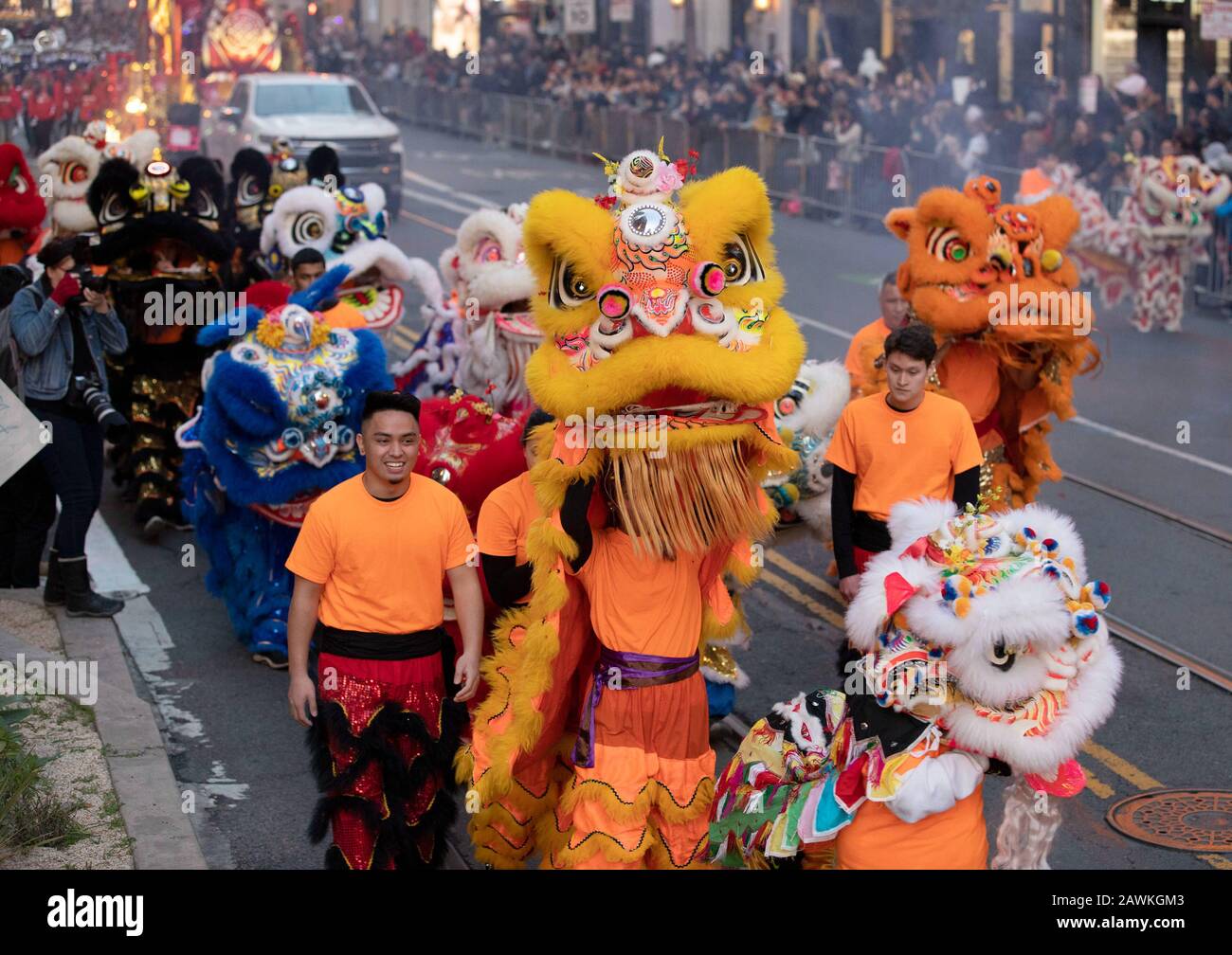 (200209) -- SAN FRANCISCO, 9 febbraio 2020 (Xinhua) -- la danza del Leone viene eseguita durante una sfilata che celebra il Capodanno cinese lunare a San Francisco, Stati Uniti, 8 febbraio 2020. San Francisco ha tenuto una grande parata annuale Sabato ad anello nel Capodanno cinese Lunar del Rat, con decine di migliaia di residenti e visitatori che si presentano per la secolare tradizione della città degli Stati Uniti della comunità cinese. (Foto Di Li Jianguo/Xinhua) Foto Stock