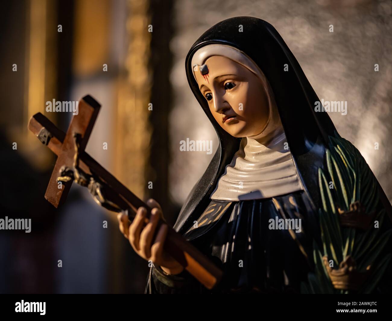 Rita Di Cascia Statua Con Bleeding Ferita Sulla Fronte Foto Stock