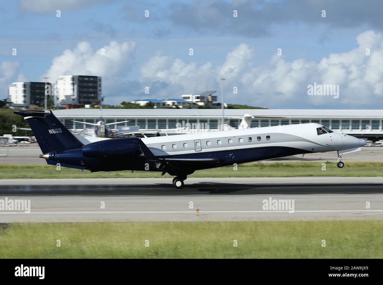 Un Embraer 135 Corporate Jet Atterrando A Sint Maarten Foto Stock