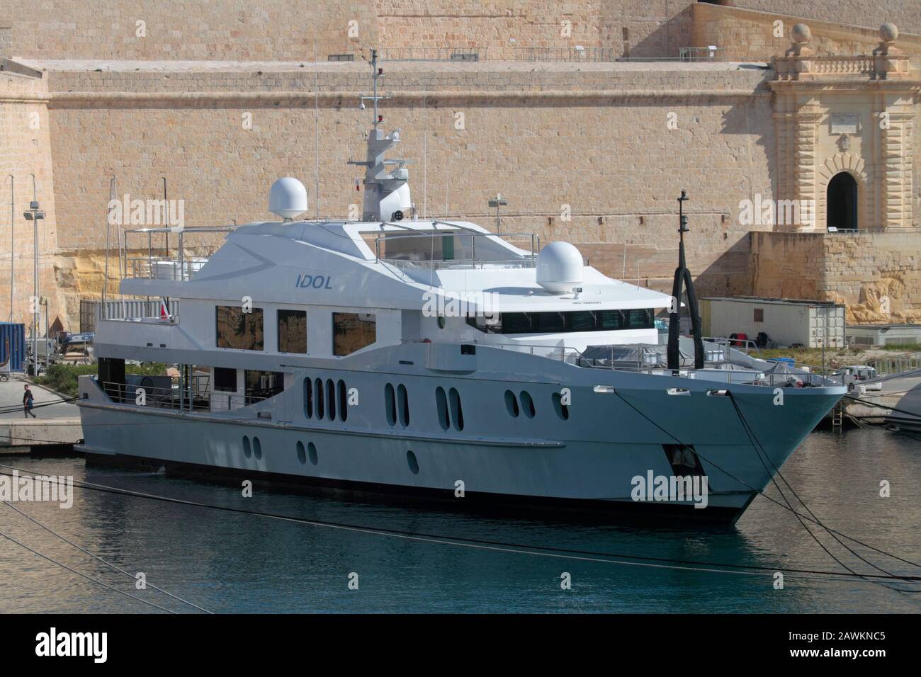 Il superyacht Austal Idol di 59 metri ormeggiato dalle mura di Fort St Angelo a Birgu, Malta Foto Stock