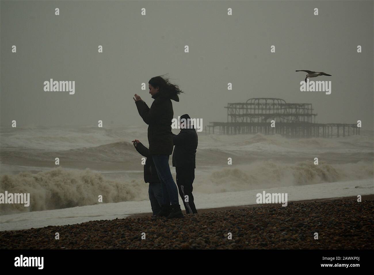 Brighton , UK, 09th febbraio 2020 Storm Ciara e le onde al largo del lungomare di Brighton Foto Stock