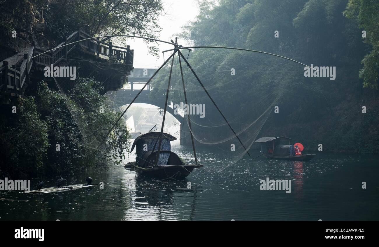 Yichang, HUBEI / CINA - 25 dicembre 2019: L'attrice indossare il cinese tradizionale per mostrare la vita di tradizione e la Cina ha promosso il punto di viaggio a Foto Stock