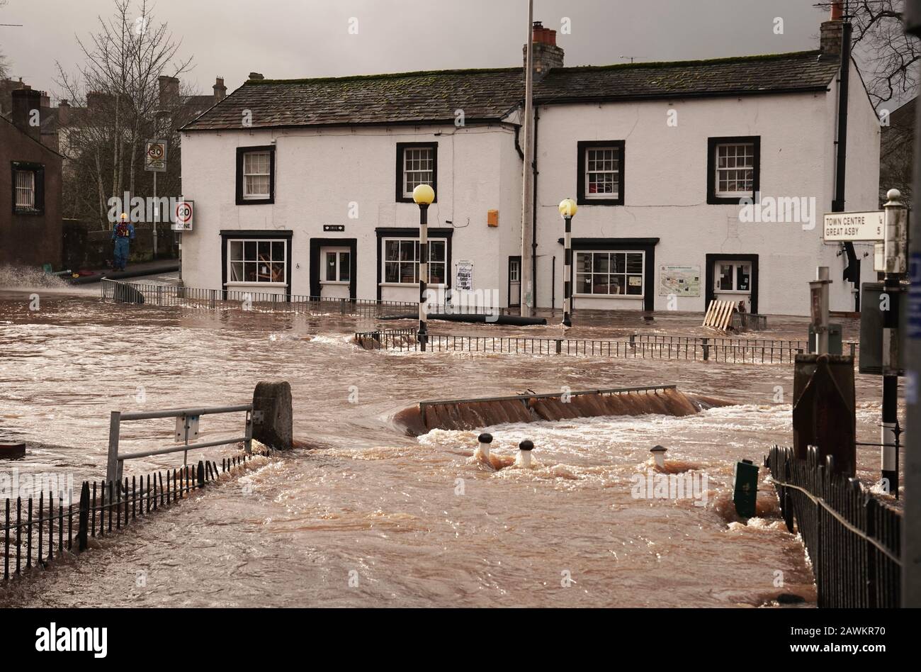 Strade inondate in Appleby-in-Westmorland, Cumbria, come Storm Ciara colpisce il Regno Unito. Foto Stock