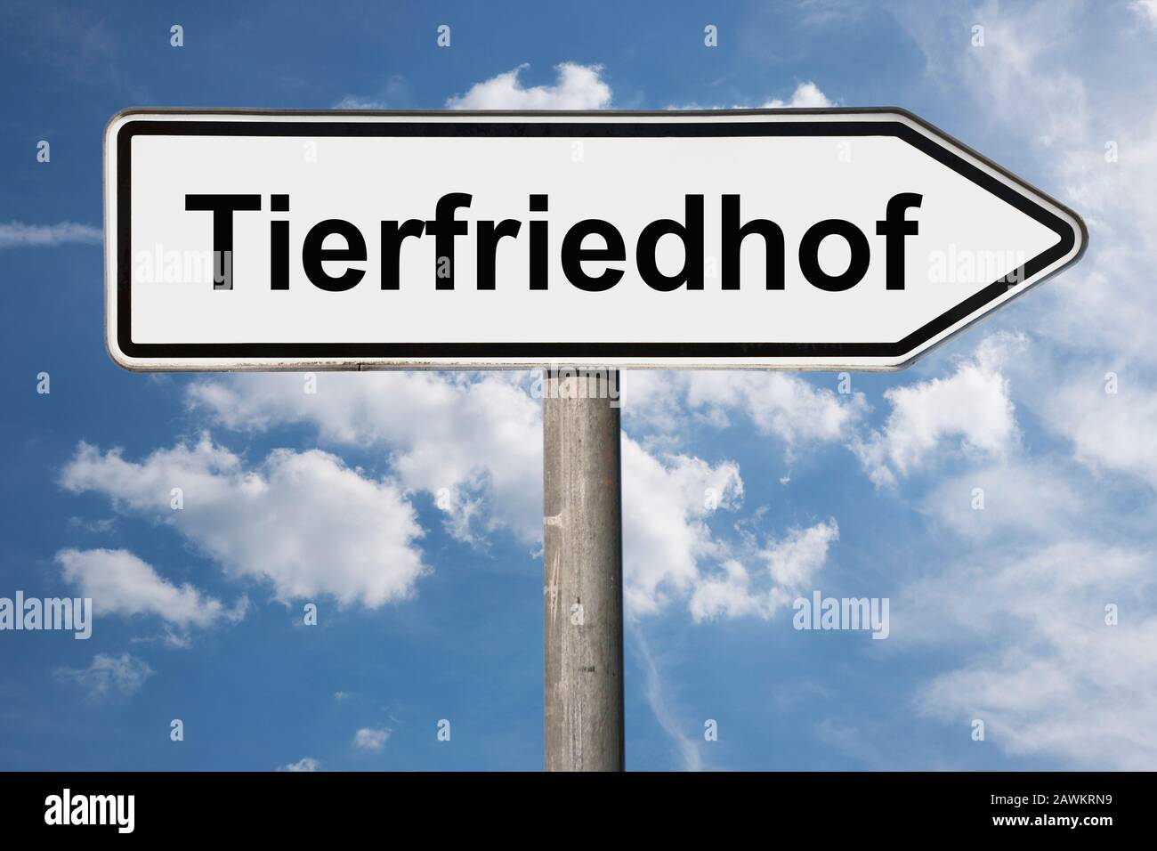 Foto di dettaglio di un cartello con l'iscrizione Tierfriedhof (cimitero degli animali) Foto Stock